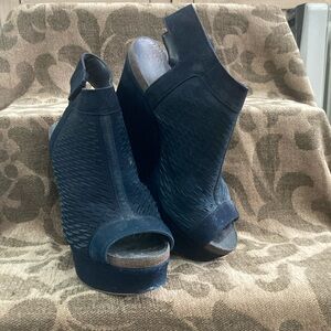 Vince Camuto Black Wedge Shoes Modern Design